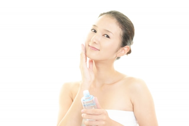 クレイ洗顔後に化粧水で保湿する女性